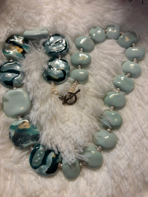 Collier  multicolore bleu claire et foncé en céramique – Image 5