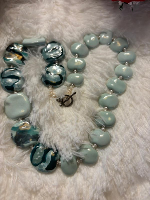 Collier  multicolore bleu claire et foncé en céramique – Image 3