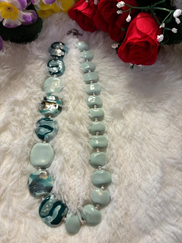 Collier  multicolore bleu claire et foncé en céramique – Image 4