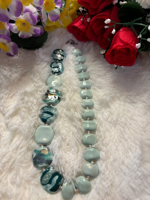 Collier  multicolore bleu claire et foncé en céramique – Image 6