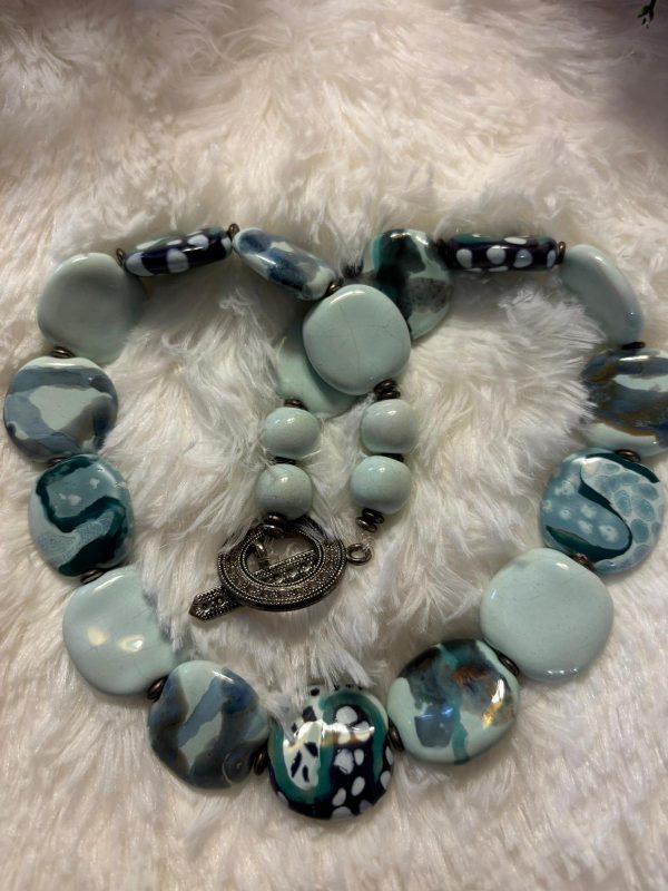 Collier multi couleurs bleu en céramique – Image 3