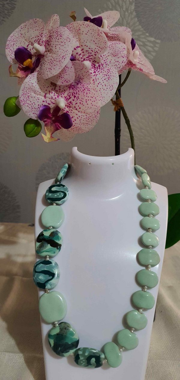 Collier  multicolore bleu claire et foncé en céramique – Image 2