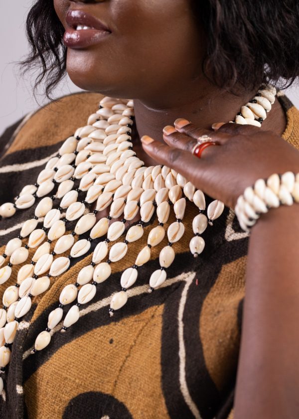 Collier royal en cauris – Image 2