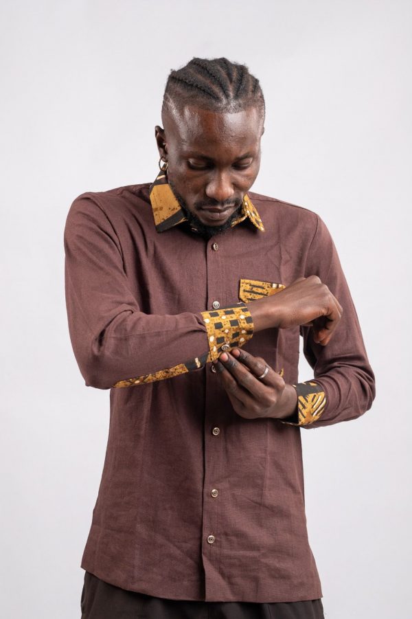 Chemise marron en tissu 100% coton avec col au motif Bogolan / taille: 38 – Image 3