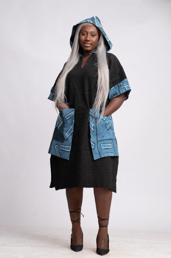 Robe droite noire 3/4  avec capuche en bogolan et pagne tissé / Taille 40-42 – Image 3