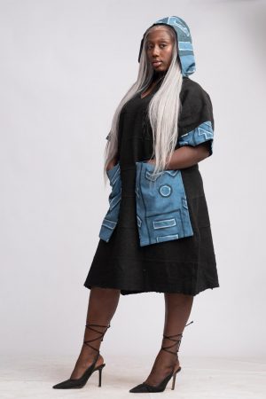 Robe droite noire 3/4  avec capuche en bogolan et pagne tissé / Taille 40-42
