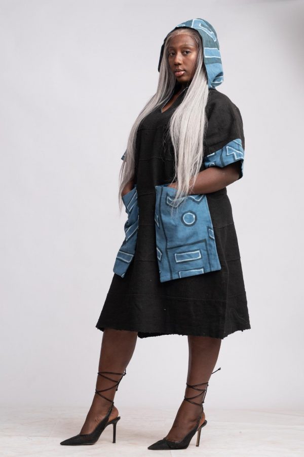 Robe droite noire 3/4  avec capuche en bogolan et pagne tissé / Taille 40-42
