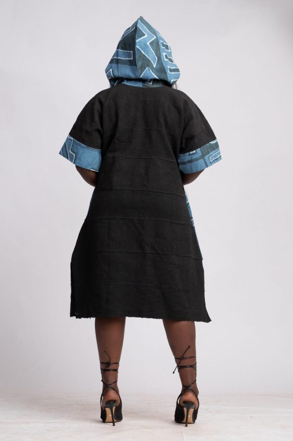 Robe droite noire 3/4  avec capuche en bogolan et pagne tissé / Taille 40-42 – Image 4