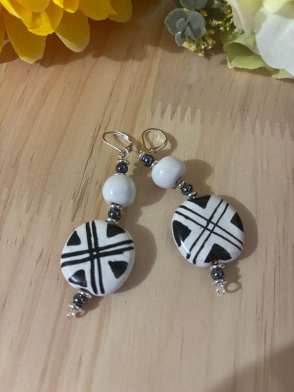 Boucles d'oreilles en céramique blanc noir – Image 3