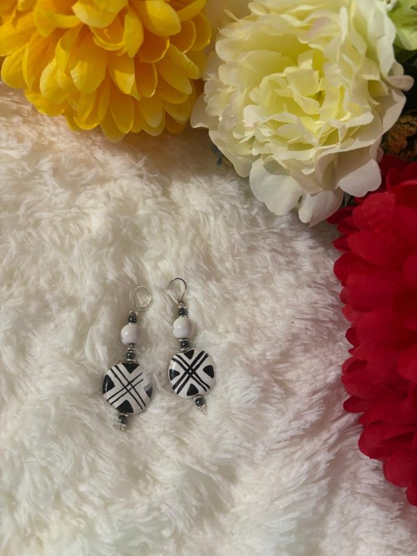 Boucles d'oreilles en céramique blanc noir – Image 6