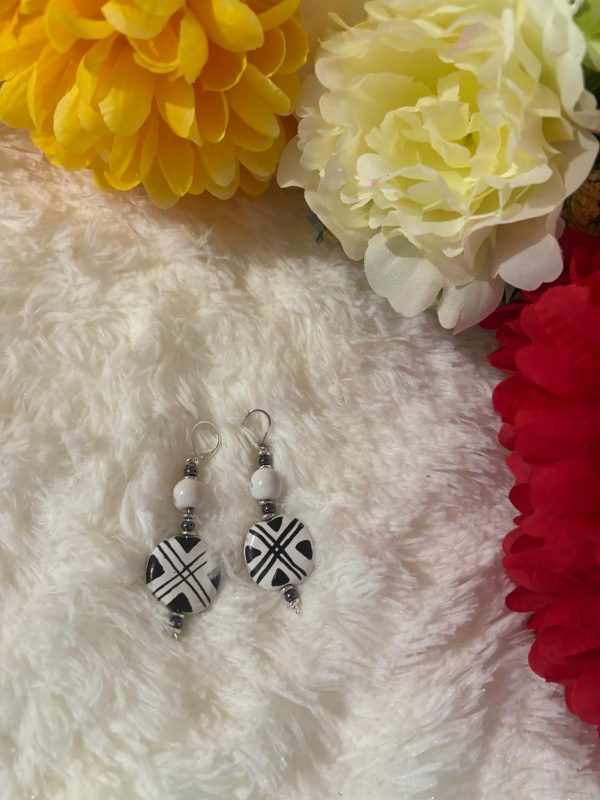 Boucles d'oreilles en céramique blanc noir – Image 5