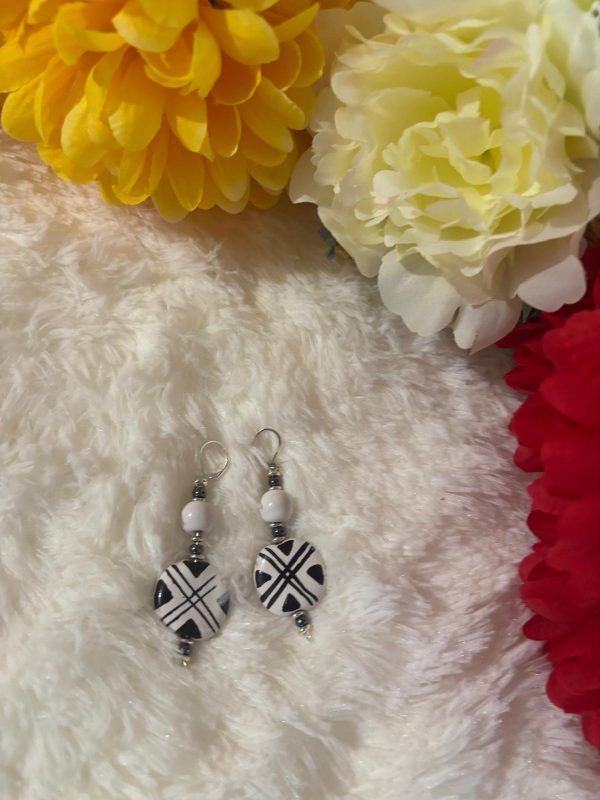 Boucles d'oreilles en céramique blanc noir – Image 4