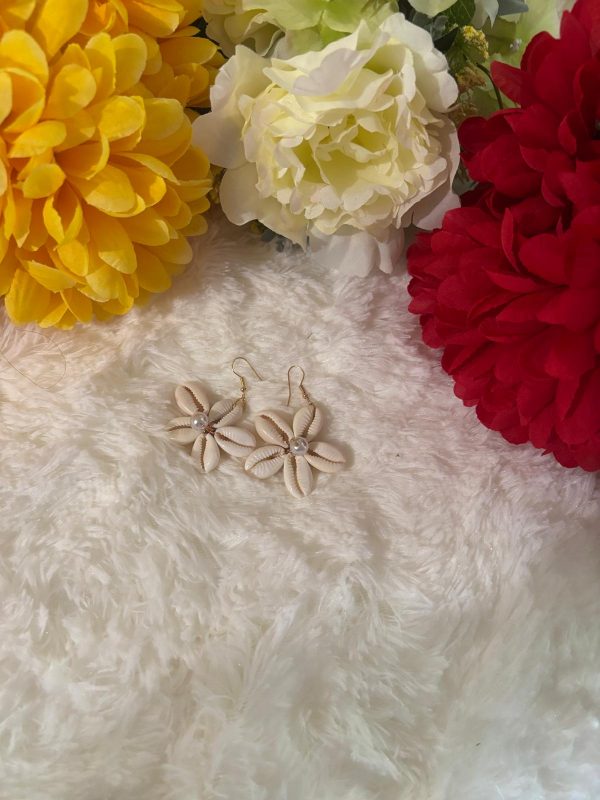 Boucles d'oreilles en cauris ( coquillage) Blanc – Image 3