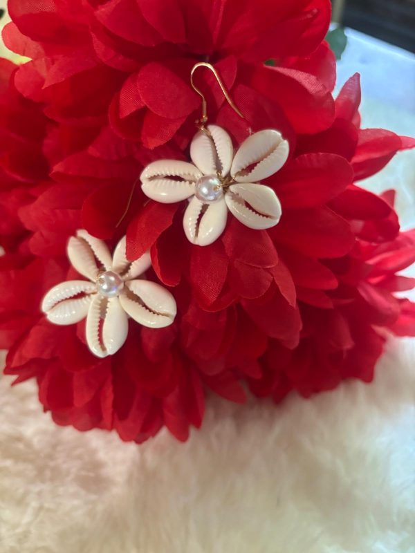 Boucles d'oreilles en cauris ( coquillage) Blanc – Image 2