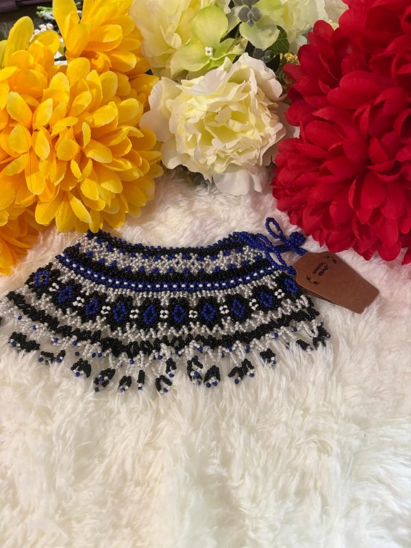 Collier royal style Massai multi couleurs (bleu, blanc et noir), longueur 48 cm – Image 5