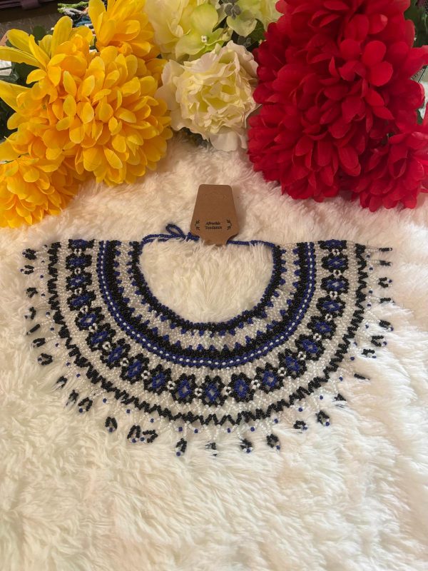 Collier royal style Massai multi couleurs (bleu, blanc et noir), longueur 48 cm – Image 4