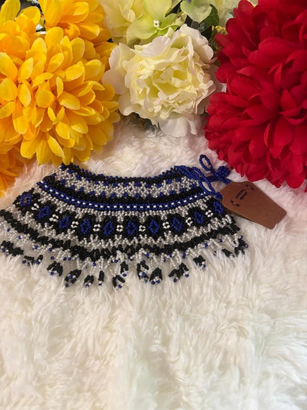 Collier royal style Massai multi couleurs (bleu, blanc et noir), longueur 48 cm – Image 3