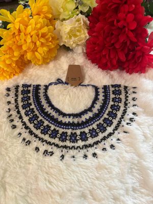 Collier royal style Massai multi couleurs (bleu, blanc et noir), longueur 48 cm