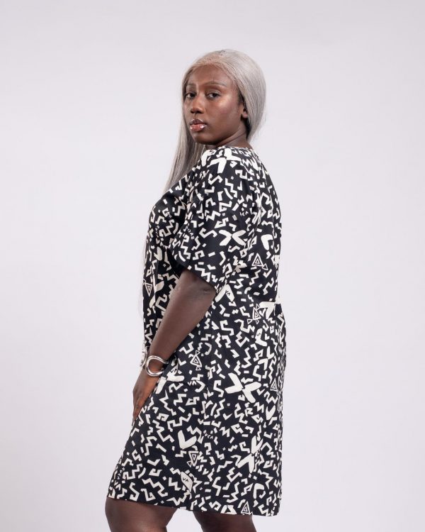 Robe droite 3/4 en tissus et bogolan blanc noir très élégante. Taille 40-42 – Image 4